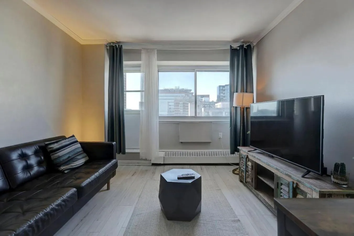 Nice Unit In Heart Of Downtown Balcony View Zm5 Montreal 0*,  Canada