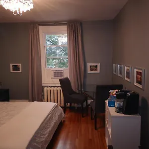 Habitación en casa particular With King Bed In Shared 3 Bedroom Downtown, Montreal